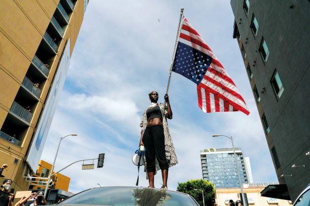 Protestnica gibanja Black Lives Matter junija v Los Angelesu 