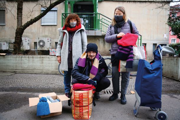 Rokodelska skupina KvaKvačkaš podari kape in šale brezdomcem na sedežu Kraljev ulice 
