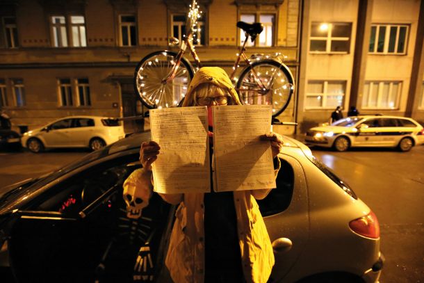 Sanja Fidler z obvestili o prekrških zaradi domnevno napačne signalizacije ob protestnem kroženju avtomobilov okoli parlamenta 