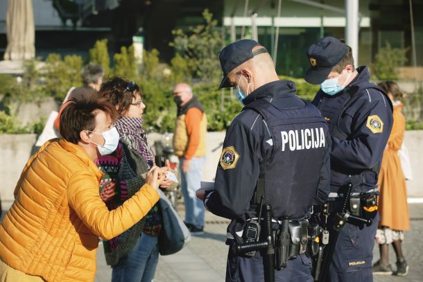 Protestno polaganje stopal pred parlamentom. Policija je legitimirala zgolj tiste, ki so »izrazili svoje mnenje«, preostale je pustila pri miru. Zdravstveni inšpektorat je dobil 65 prijav. (22. aprila 2020)