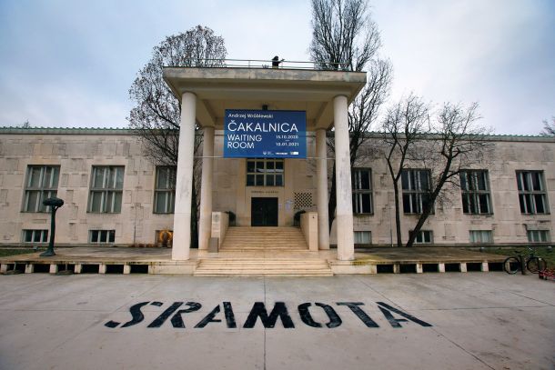 Napis »Sramota« pred stavbo Moderne galerije – odziv na kadrovske in politične rabote ministrstva za kulturo