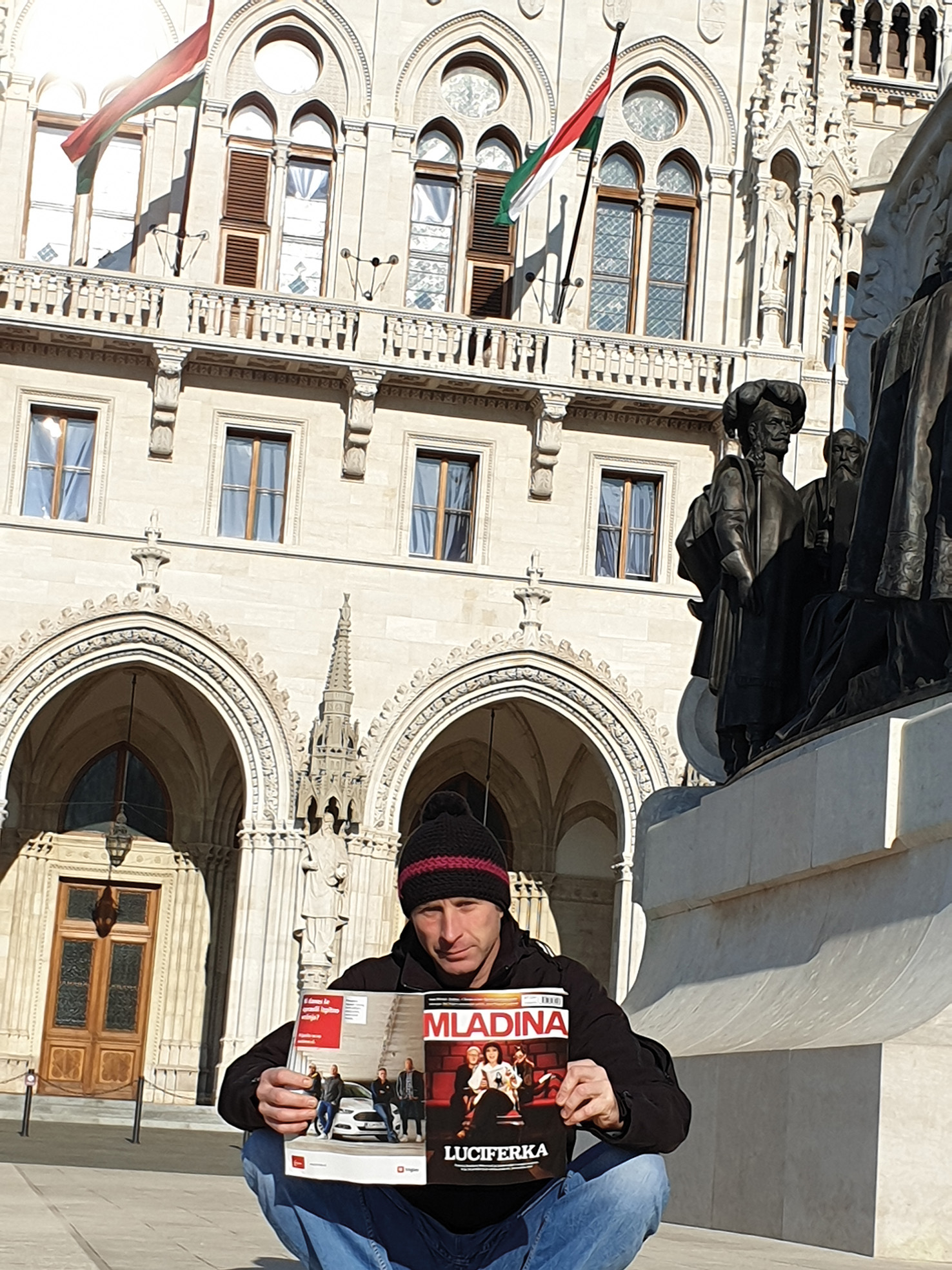 Simon pred parlamentom v Budimpešti, Madžarska | Urška