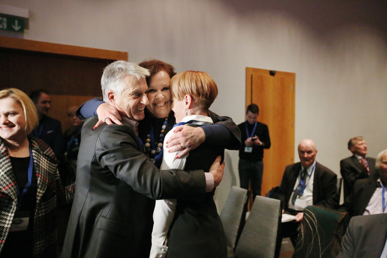Nova predsednica stranke DeSUS Aleksandra Pivec je zatrjevala, da je stranka trden del Šarčeve vlade. Toda v odločilnem trenutku so tudi njeni poslanci odrekli podporo vladni noveli, ki bi odpravila dopolnilno zdravstveno zavarovanje. Pivčeva je sicer vsaj znanka predsednice nadzornega sveta Vzajemne Aleksandre Podgornik.