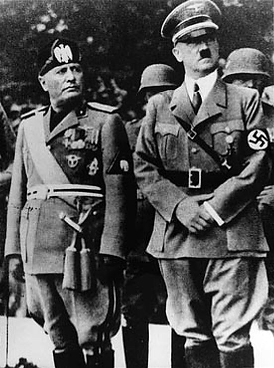 Italijanski fašistični voditelj Benito Mussolini in nemški nacistični vodja Adolf Hitler v Münchnu leta 1937, le nekaj let pred izbruhom 2. svetovne vojne