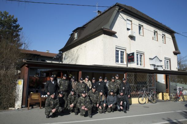 Slovenska varda včeraj pred barom Žolna v Ljubljani 