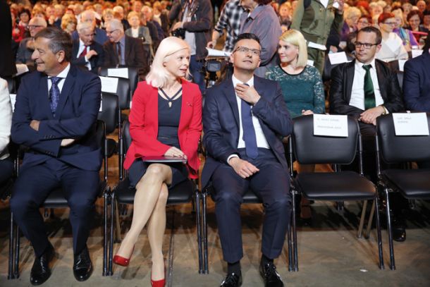 Ksenija Klampfer, ministrica za socialo, in Marjan Šarec, premier, ki je odstopil ... lani, ko je bila vladna koalicija še delujoča.
