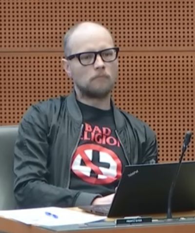 Poslanec Levice Primož Siter v Državnem zboru z majico Bad Religion