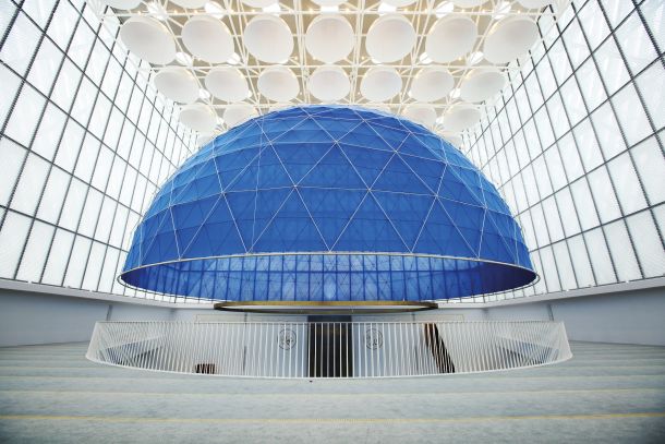Kupola iz modrega tekstila, prispodoba neba v notranjosti nove ljubljanske džamije