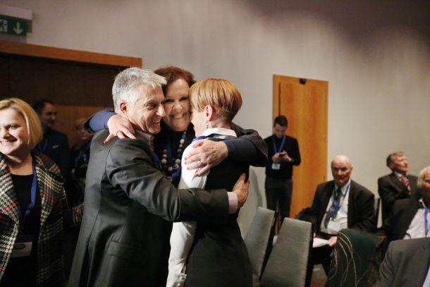 Nova predsednica stranke DeSUS Aleksandra Pivec je zatrjevala, da je stranka trden del Šarčeve vlade. Toda v odločilnem trenutku so tudi njeni poslanci odrekli podporo vladni noveli, ki bi odpravila dopolnilno zdravstveno zavarovanje. Pivčeva je sicer vsaj znanka predsednice nadzornega sveta Vzajemne Aleksandre Podgornik. 