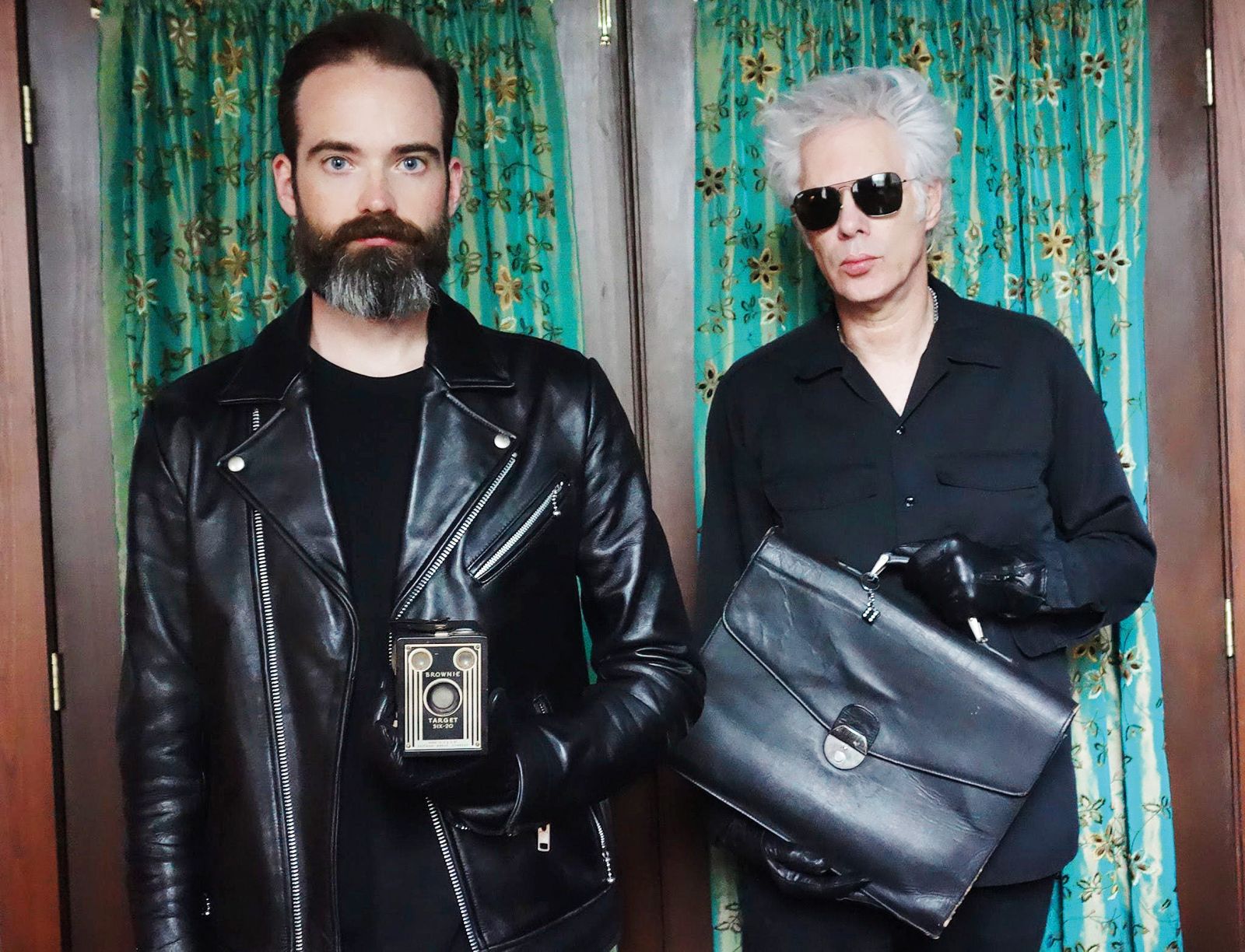 Jim Jarmusch in Carter Logan z izpeljankami klasične americane, subtilnim kitarskim dronom in ambientalnim minimalizmom ustvarjata široko paleto razpoloženj.