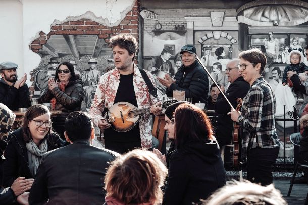 Bojan Cvetrežnik in Barja Drnovšek pred koncertom Terrafolk Violin Dua, Prešernov dan 2020, Layerjeva hiša Kranj 