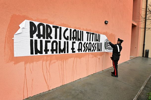 Italijansko neofašistično gibanje CasaPound je ob dnevu spomina na žrtve fojb v več kot sto krajih po Italiji izobesilo transparente z napisom »Titovi partizani, zločinci in morilci«. Boljunec, Italija