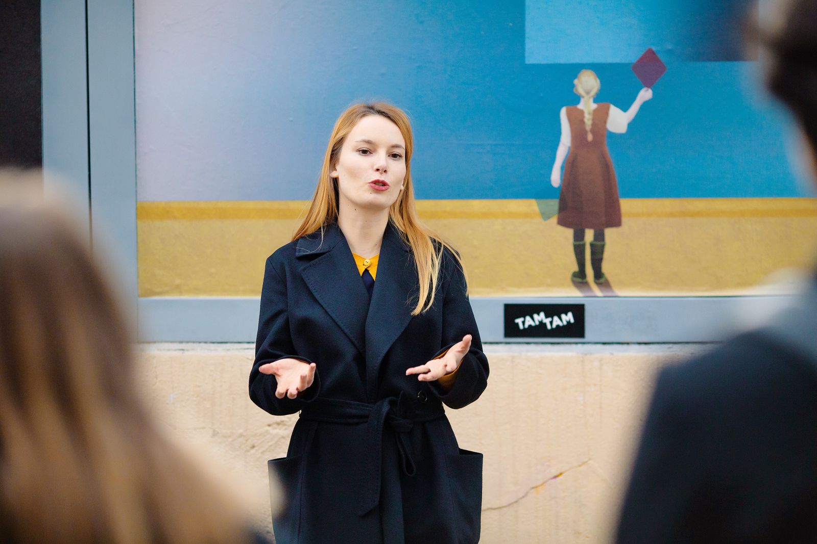 Manca G. Renko ob otvoritvi lanske razstave Jerneja Stritarja v okviru Fabule pred Fabulo v ulični galeriji TAM- TAM na Vegovi ulici v Ljubljani