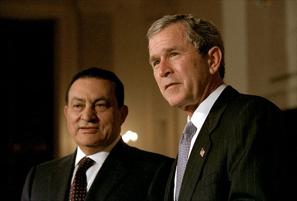 Mubarak in nekdanji predsednik ZDA George W. Bush | Eric Draper / arhiv Bele hiše