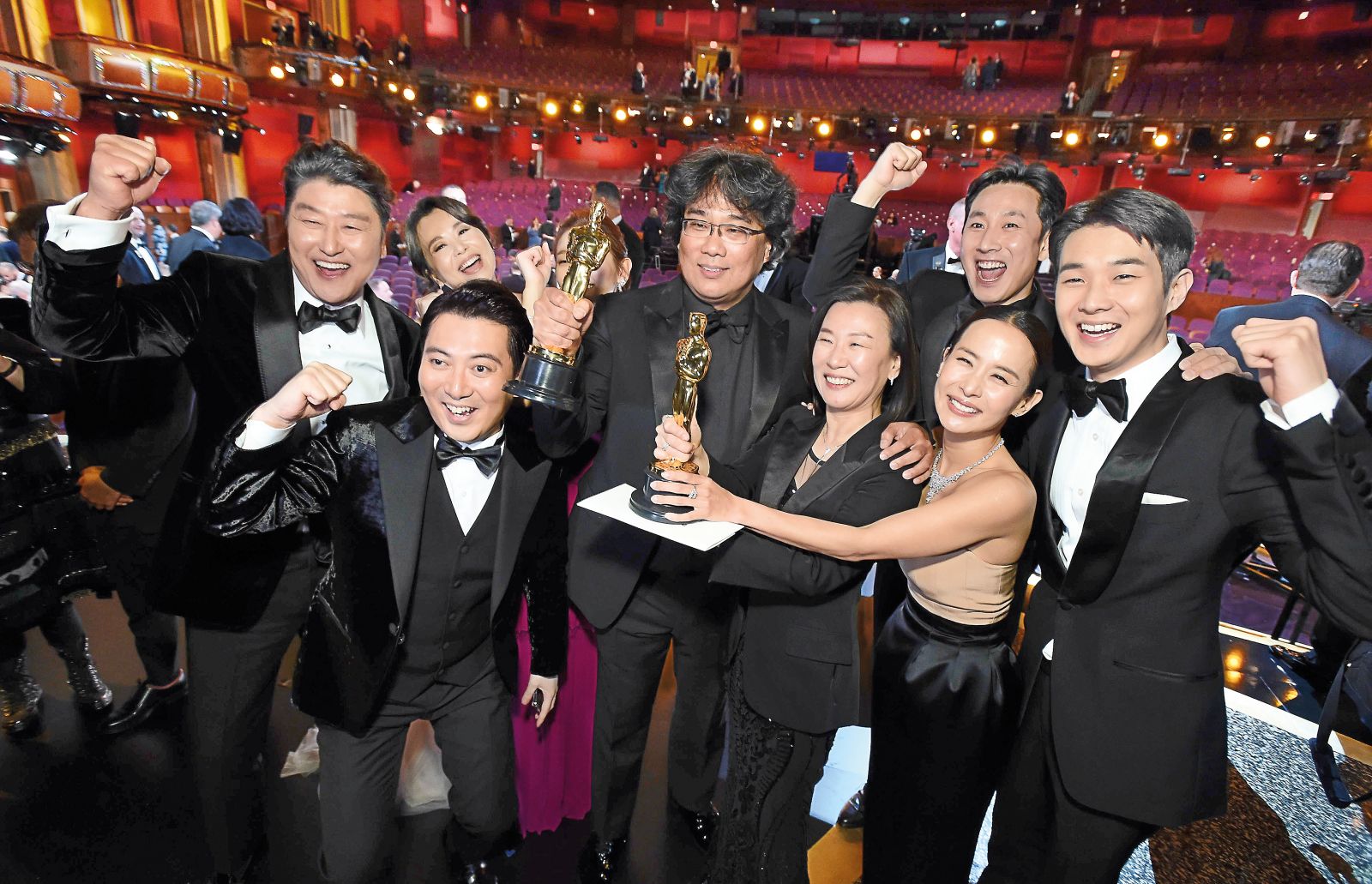 Ekipa filma Parazit z režiserjem Bong Joon-hojem v sredini