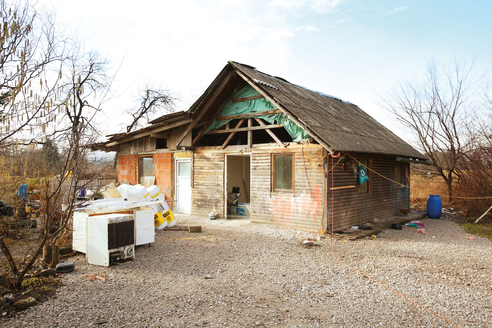 Baraka v romskem naselju Goriča vas, kjer je umrl dvomesečni Amadej Brajdič | Borut Krajnc