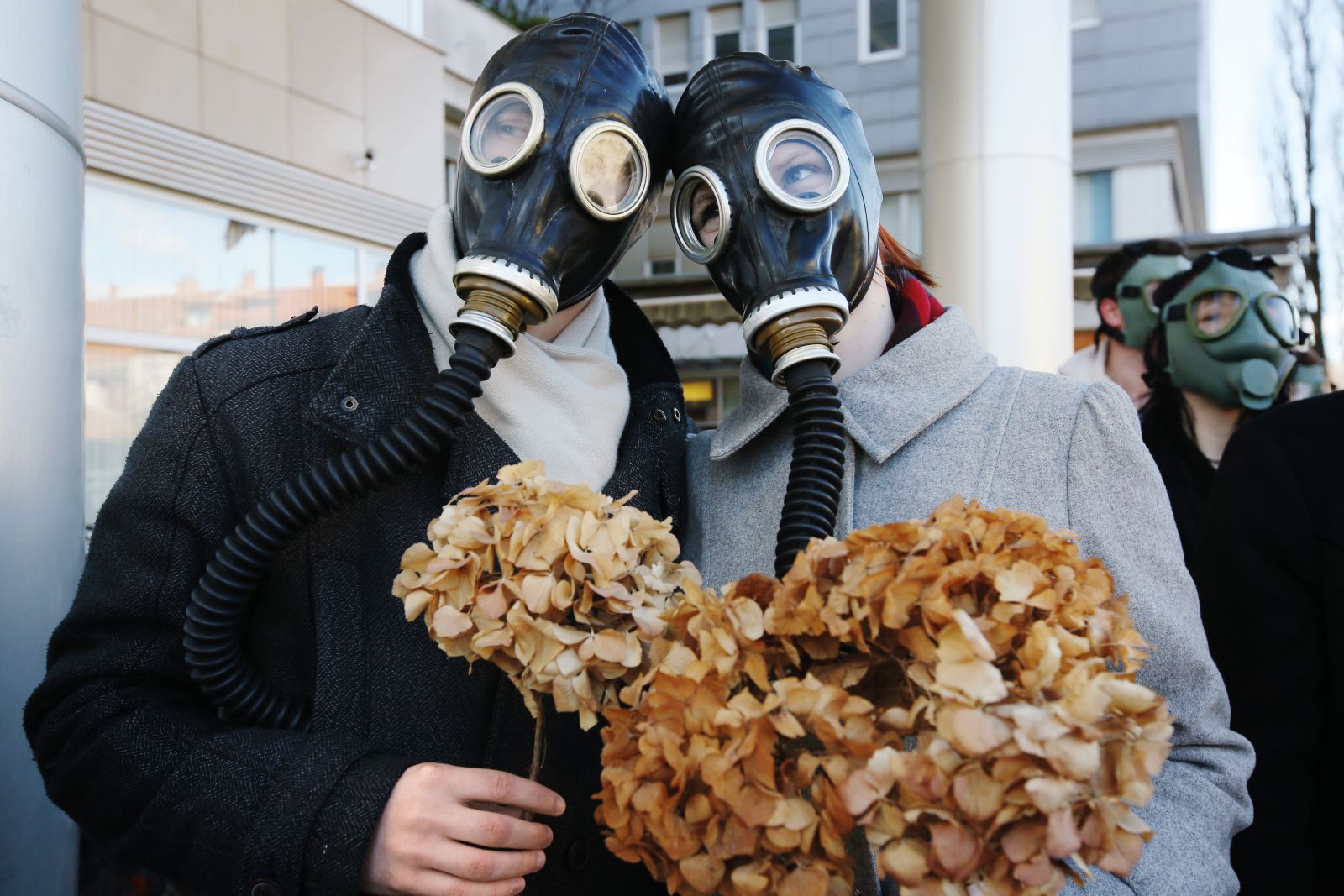 Performans Poslednje valentinovo, na katerem so predstavniki gibanja Mladi za podnebno pravičnost ministrici za infrastrukturo Alenki Bratušek predali valentinovo voščilnico z željami po ambicioznem Nacionalnem energetskem in podnebnem načrtu, Ljubljana | Borut Krajnc