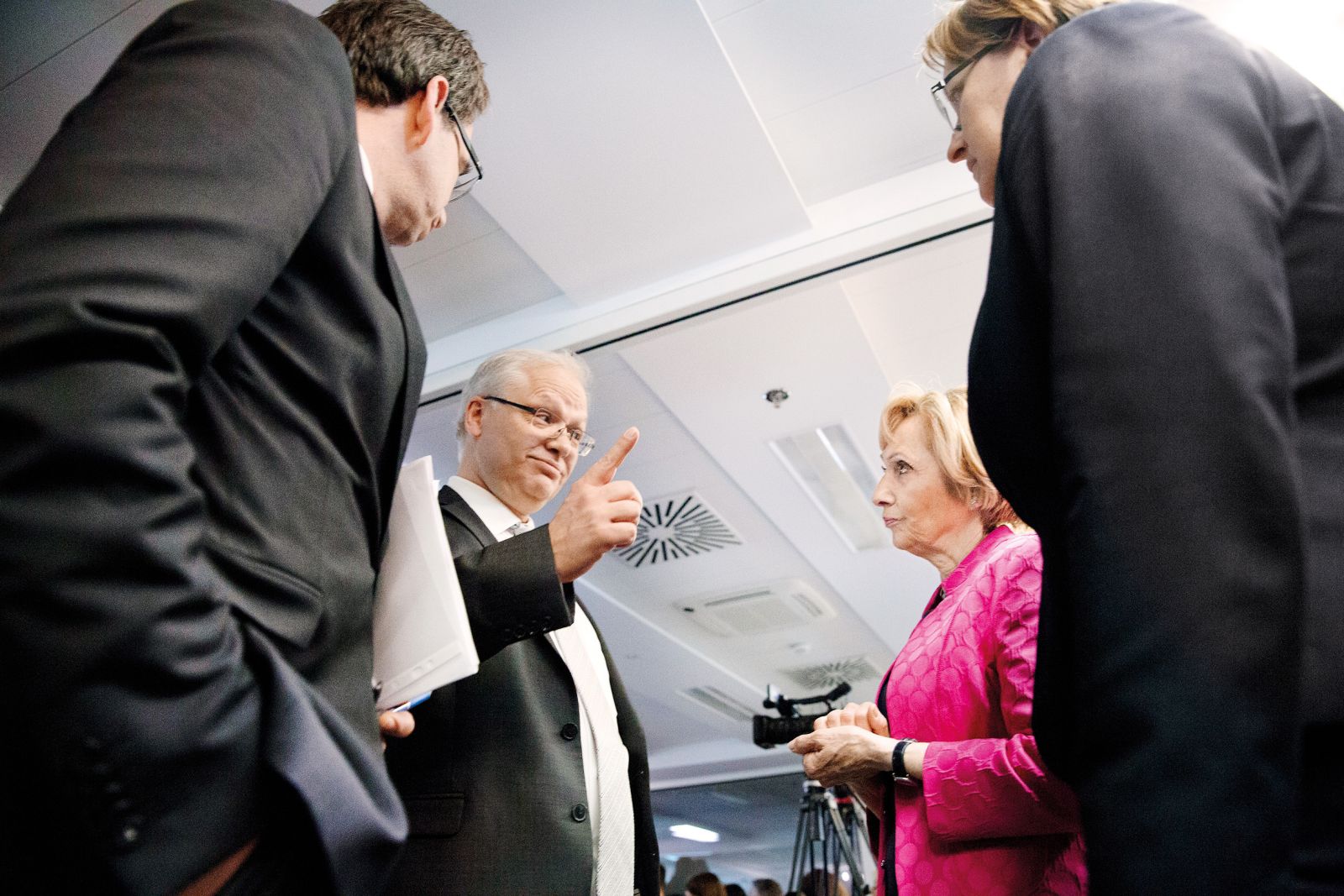 V evropski komisiji je bil v času krize za Slovenijo pristojen Madžar István P. Székely (levo). Na sliki leta 2017 s tedanjo ministrico za zdravje Milojko Kolar Celarc.