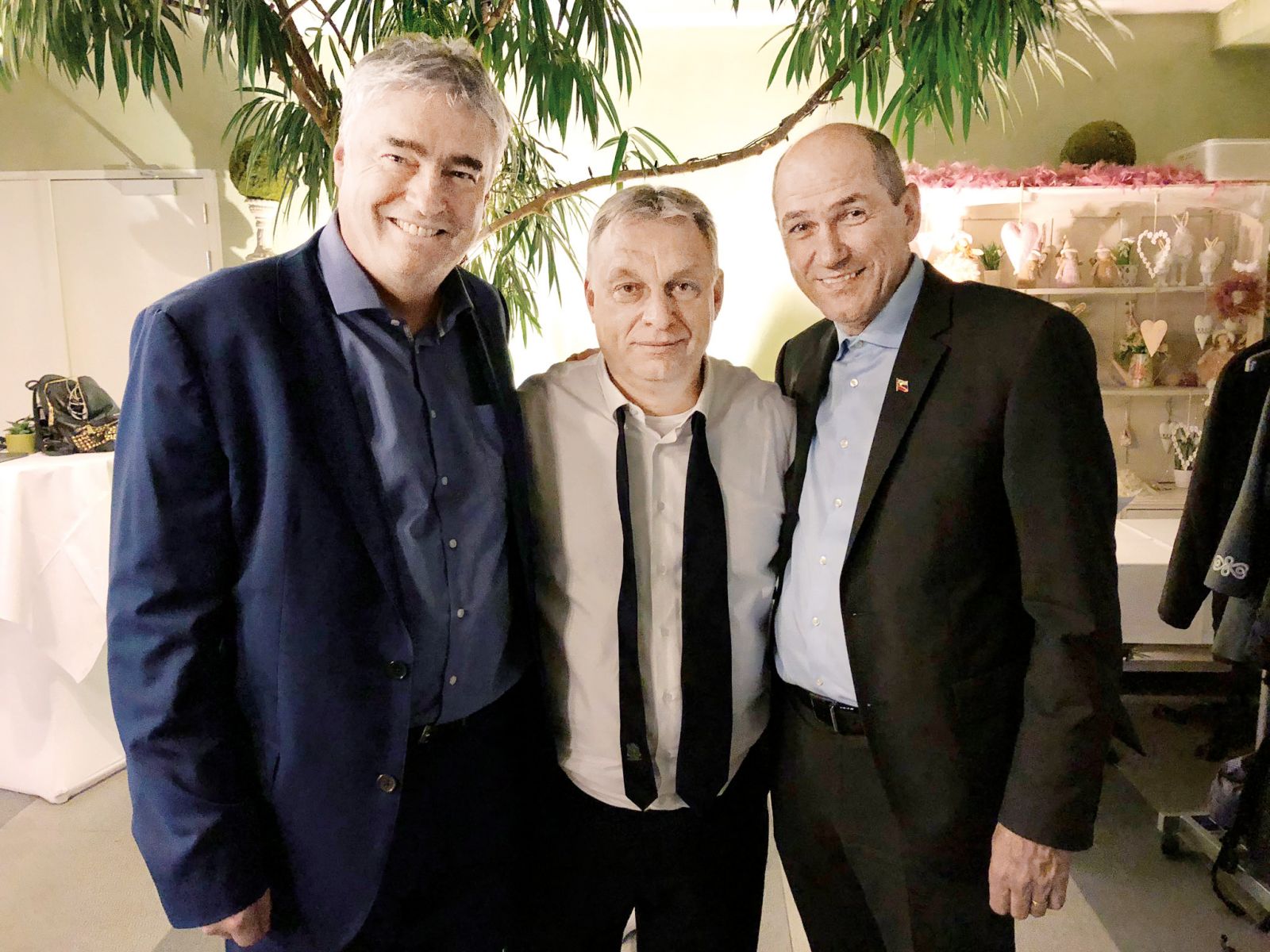 Srečna družina: Milan Zver, Viktor Orbán in Janez Janša v menzi evropskega parlamenta po obsodbi Madžarske zaradi kršenja načel EU, 27. marca 2019