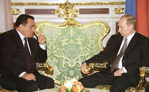 Mubarak in ruski predsednik Vladimir Putin leta 2001