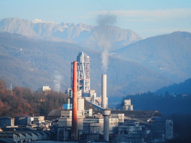 V Salonitu Anhovo zdaj na leto porabijo nekaj več kot 100 tisoč ton večinoma uvoženih odpadkov. Količino želijo povečati na 130 tisoč ton letno.