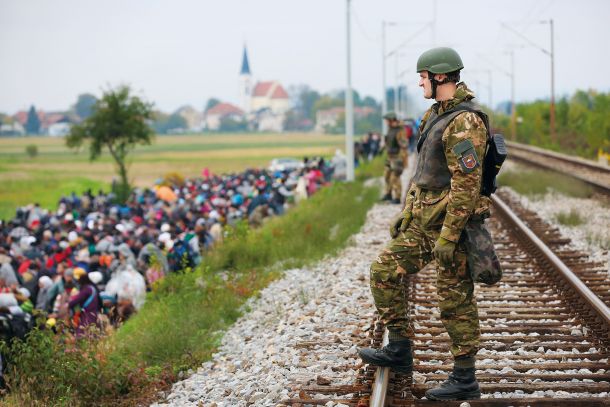 Prizor s slovenske meje v začetku leta 2016, ko je državo prečkalo več sto tisoč beguncev 