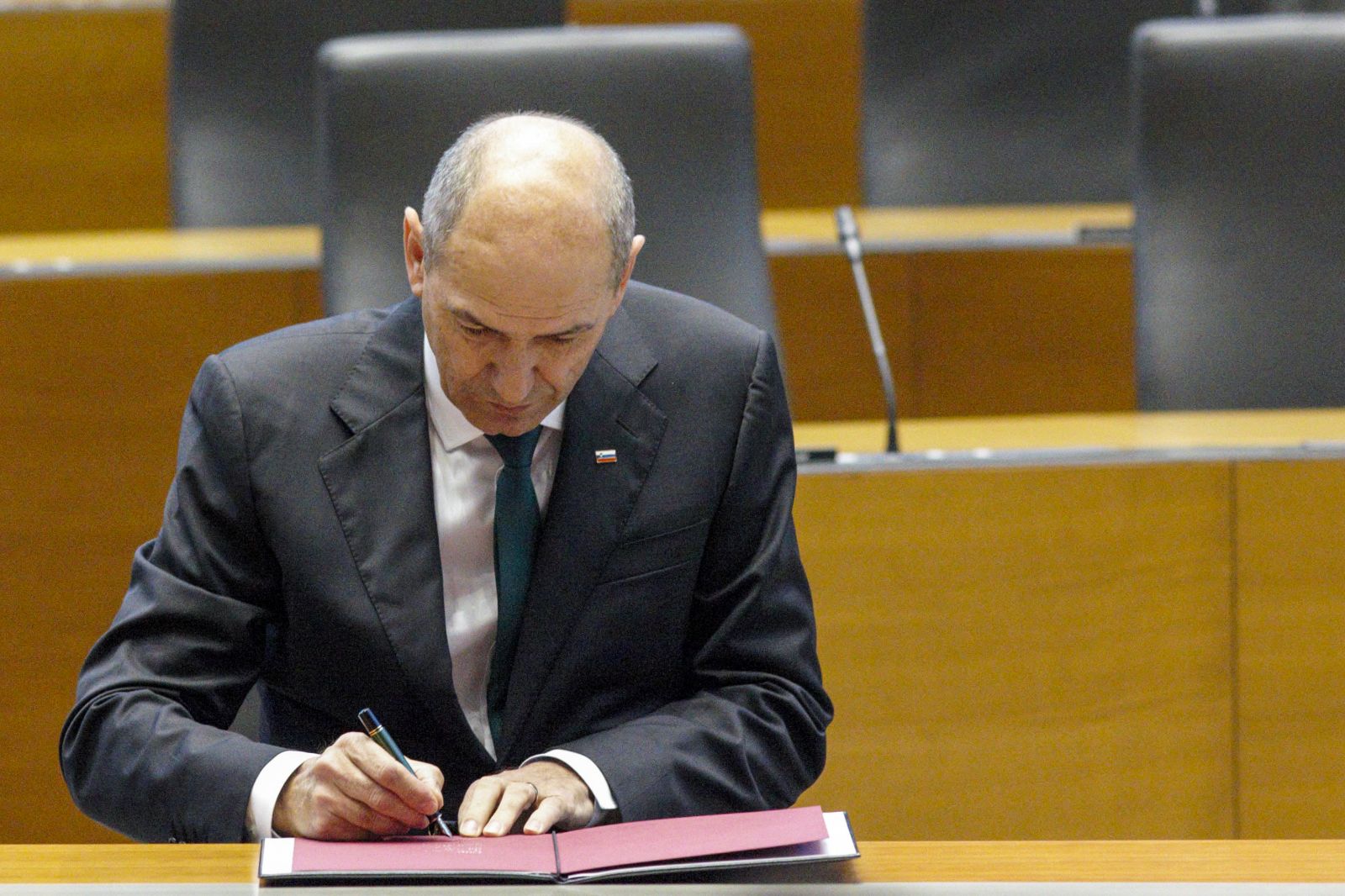 Še podpis in uradno imamo novega mandatarja ...