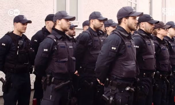 Povečano število posebnih enot policije naj bi v miroljubnem delu navijačev vzbujalo neprijetne občutke 