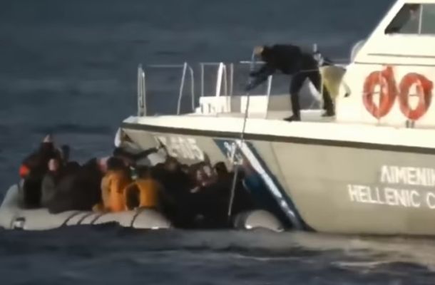 VIDEO: Kako Grčija potaplja čolne z begunci