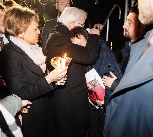 Nemški predsednik Frank-Walter Steinmeier med obiskom sorodnikov žrtev poboja v Hanauu 