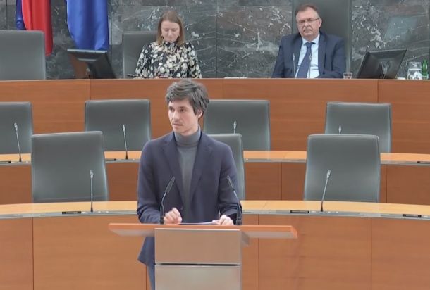 Luka Mesec včeraj med govorom v Državnem zboru