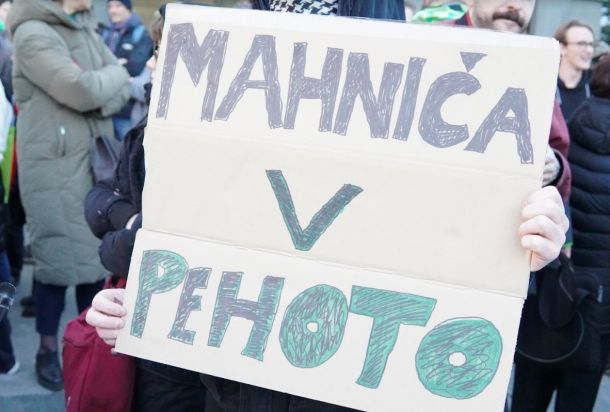 Transparent na protestu: Mahniča v pehoto