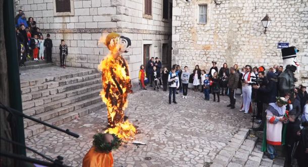 Nesprejemljiv zažig lutke na pustni povorki v kraju Imotski