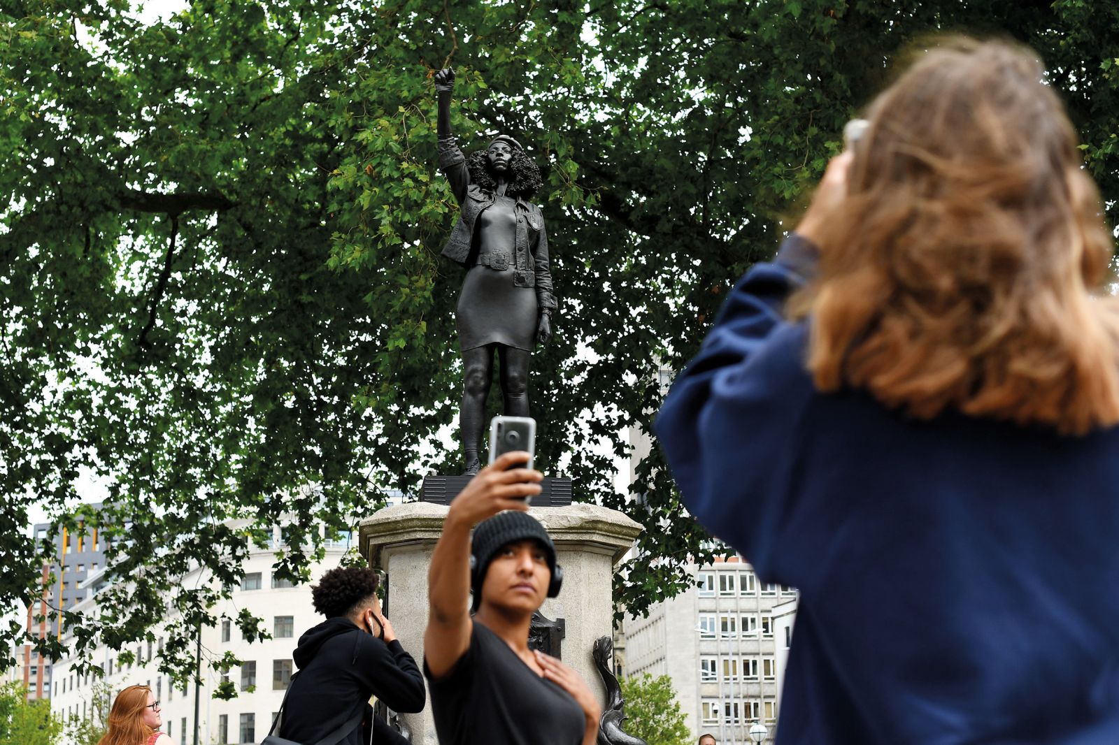 Britanski umetnik Marc Quinn je na kraj, kjer je stal Colstonov kip, skrivaj postavil spomenik gibanju Black Lives Matter. 15. julij 2020 