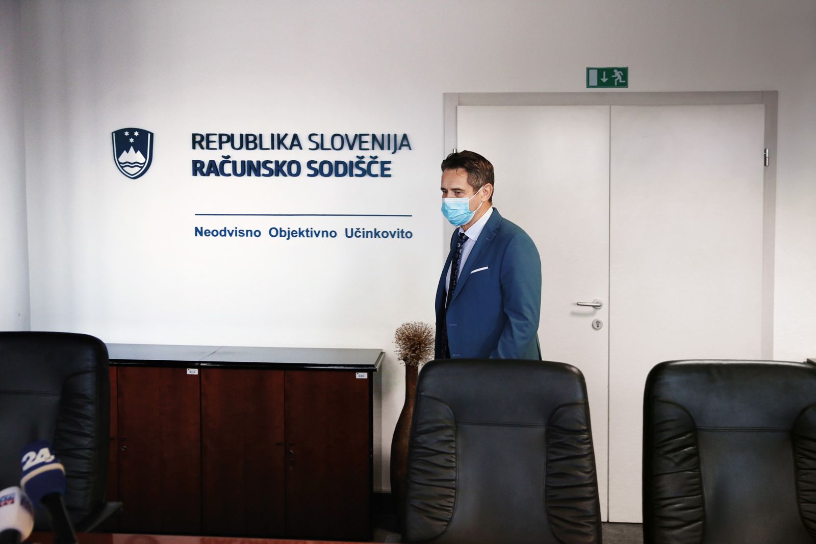 Tomaž Vesel, predsednik računskega sodišča, je takoj po napovedi objave poročila postal tarča medijev, ki so del propagandnega stroja SDS.