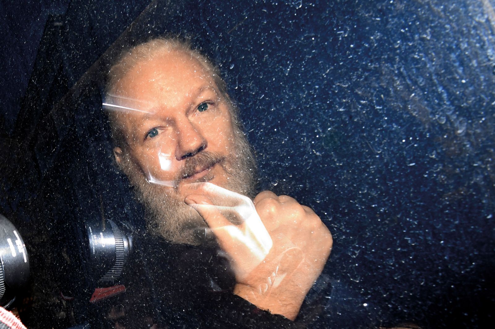 Julian Assange, fotografiran lanskega aprila pred prihodom na sodišče
