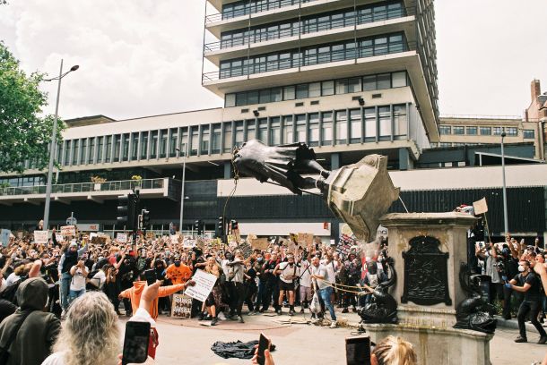 Protestno rušenje spomenika Edwarda Colstona, razvpitega trgovca s sužnji, ki je 125 let stal v središču Bristola. 7. junij 2020.