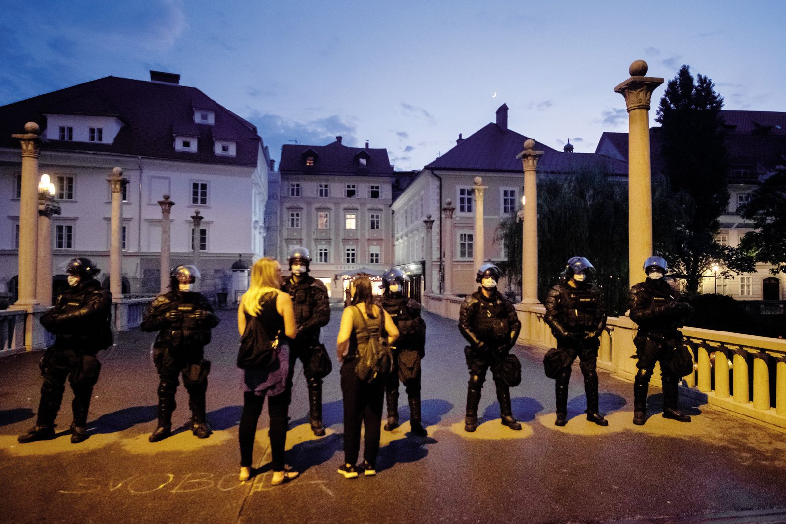 25. junij 2020; fotografija kaže policijsko zaporo na večer, ko je bila v središču Ljubljane proslava ob dnevu državnosti.