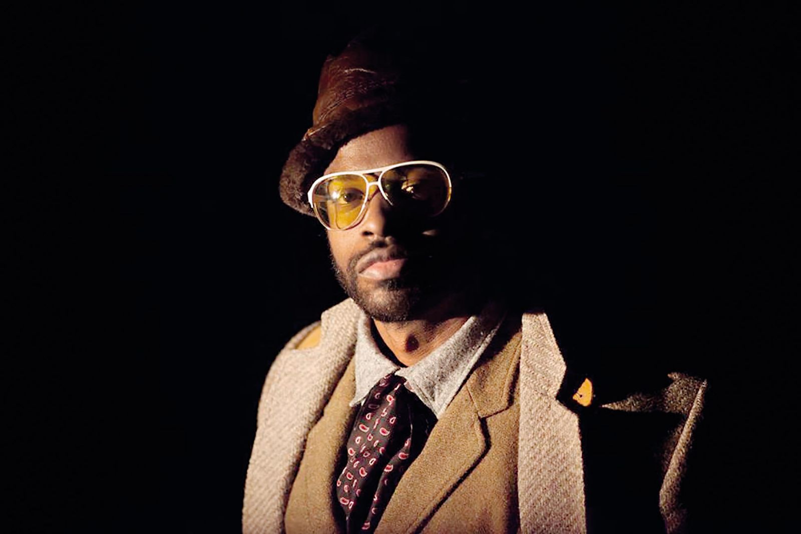 Adrian Younge z neapologetsko, a preveč dobesedno kritiko ZDA