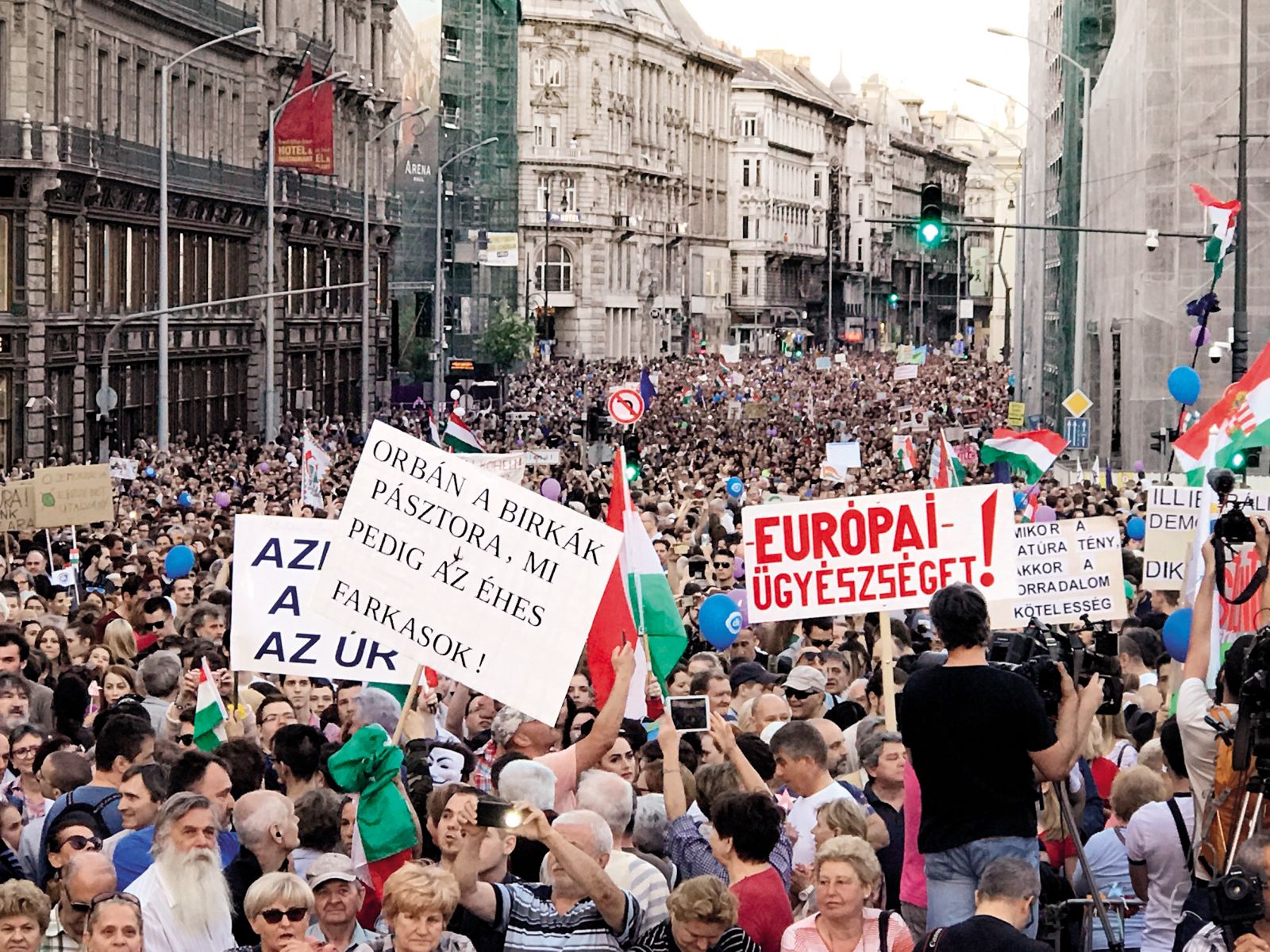 Ni res, da ima Orbán na Madžarskem samo podpornike. Aprila 2018 je v Budimpešti v podporo akademski svobodi in svobodi medijev protestirala nepregledna množica ljudi.