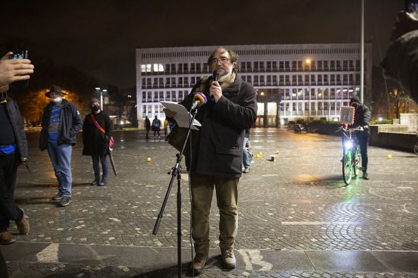 Boris A. Novak, pesnik in profesor, na Trgu republike v Ljubljani