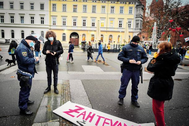 Protest dijakov na mariborskem Trgu svobode so obiskali policisti in popisali ter kaznovali tiste, ki so izražali svoja mnenja. Med njimi so bili tudi mladoletniki. 