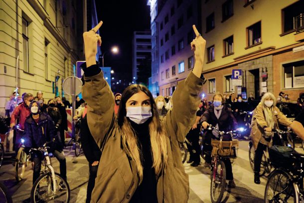 Že najmanjša protestna gesta je postala prekršek, nekatere protestnike so oglobili, z drugimi nasilno obračunali; fotograf pa je vse beležil.