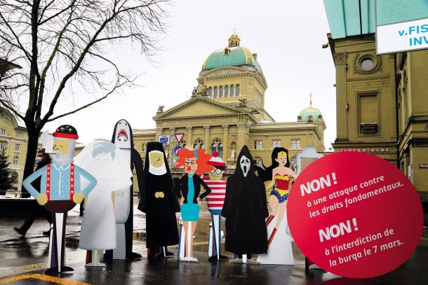 (Neuspešen) protest iniciative Libero v Bernu proti zakonski prepovedi pokrival, ki zakrivajo obraz.