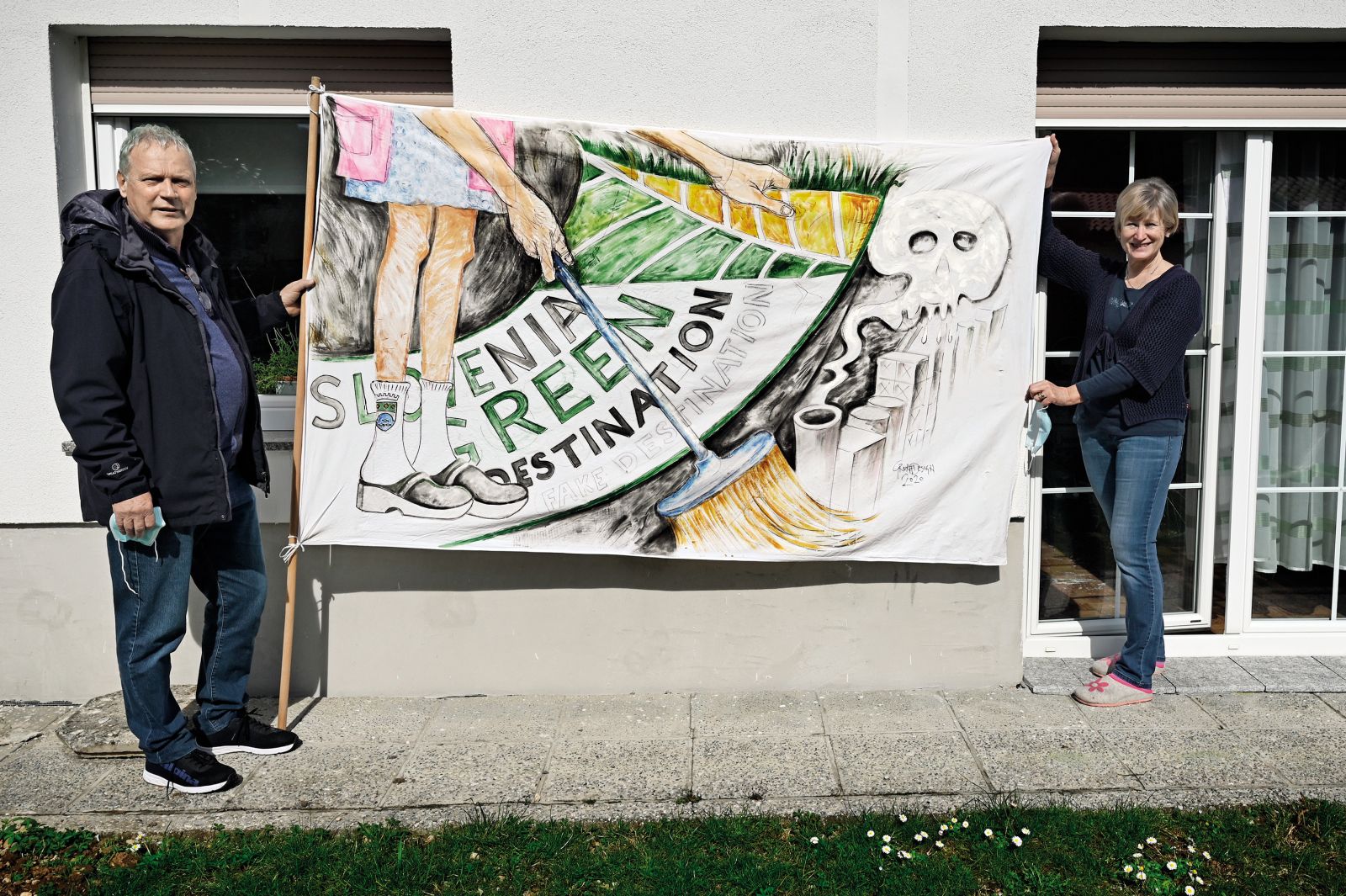 »Naša generacija je tukaj izgubila. Da se bo to zgodilo še eni, pa ne bomo pustili,« pravita Bogomir in Slavka Bavdaž. Kažeta transparent z opozorilom, da je »črno« Anhovo tudi del »zelene destinacije«.