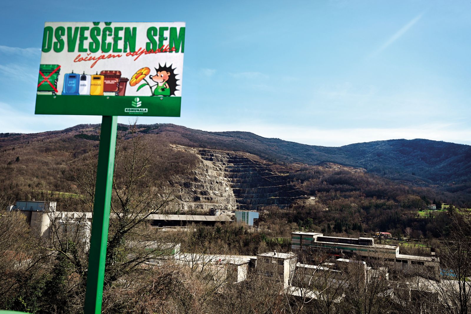 Salonit osnovno surovino za proizvodnjo cementa pridobiva v lokalnem kamnolomu, katerega površino lahko, skladno z dovoljenjem Arsa, podvoji na skoraj kvadratni kilometer.