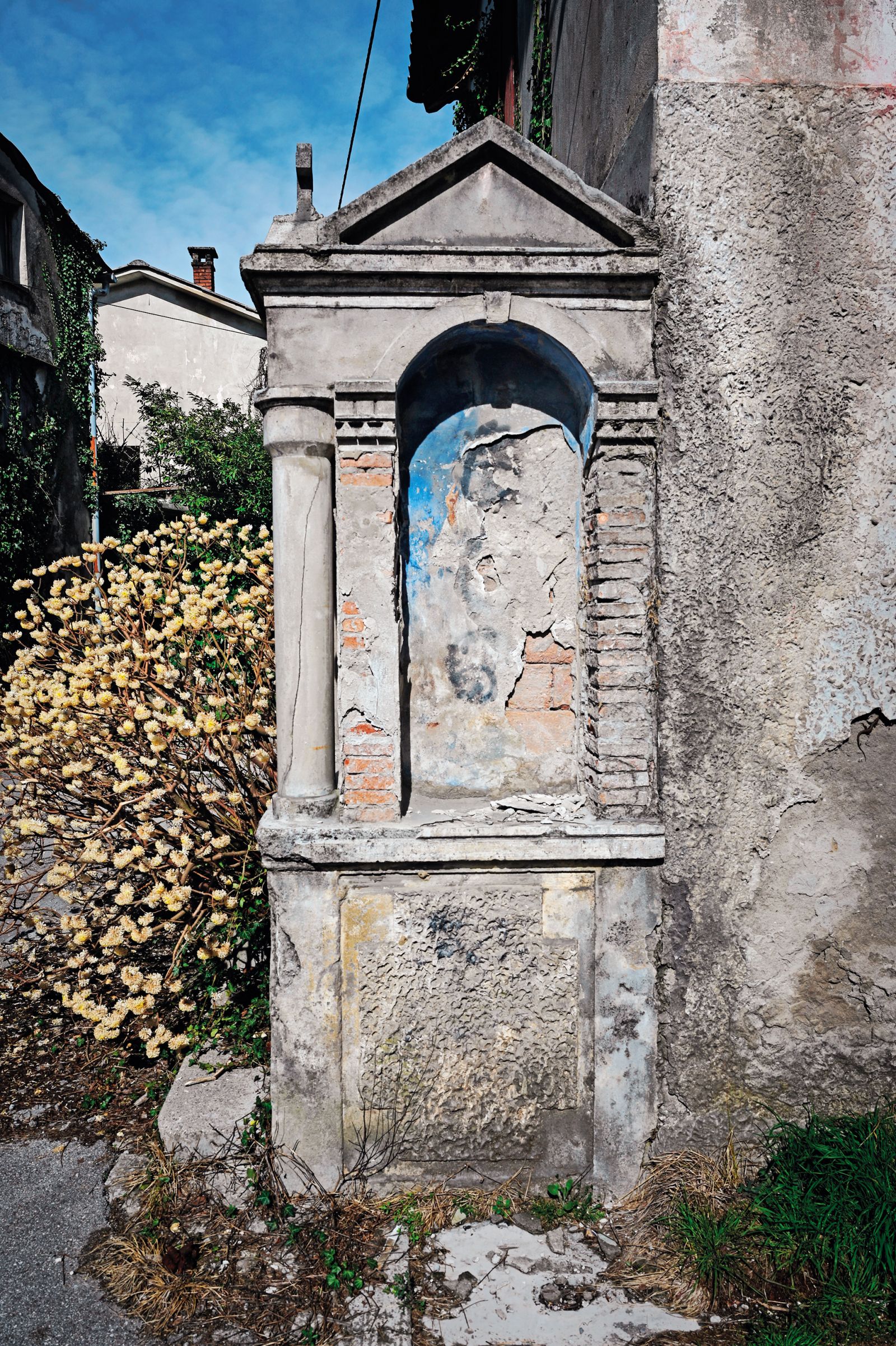 »Staro« Anhovo, pred desetletji izpraznjena vas zaradi potreb Salonita. Tukajšnji zrak je uničil tudi poslikavo na kapelici.