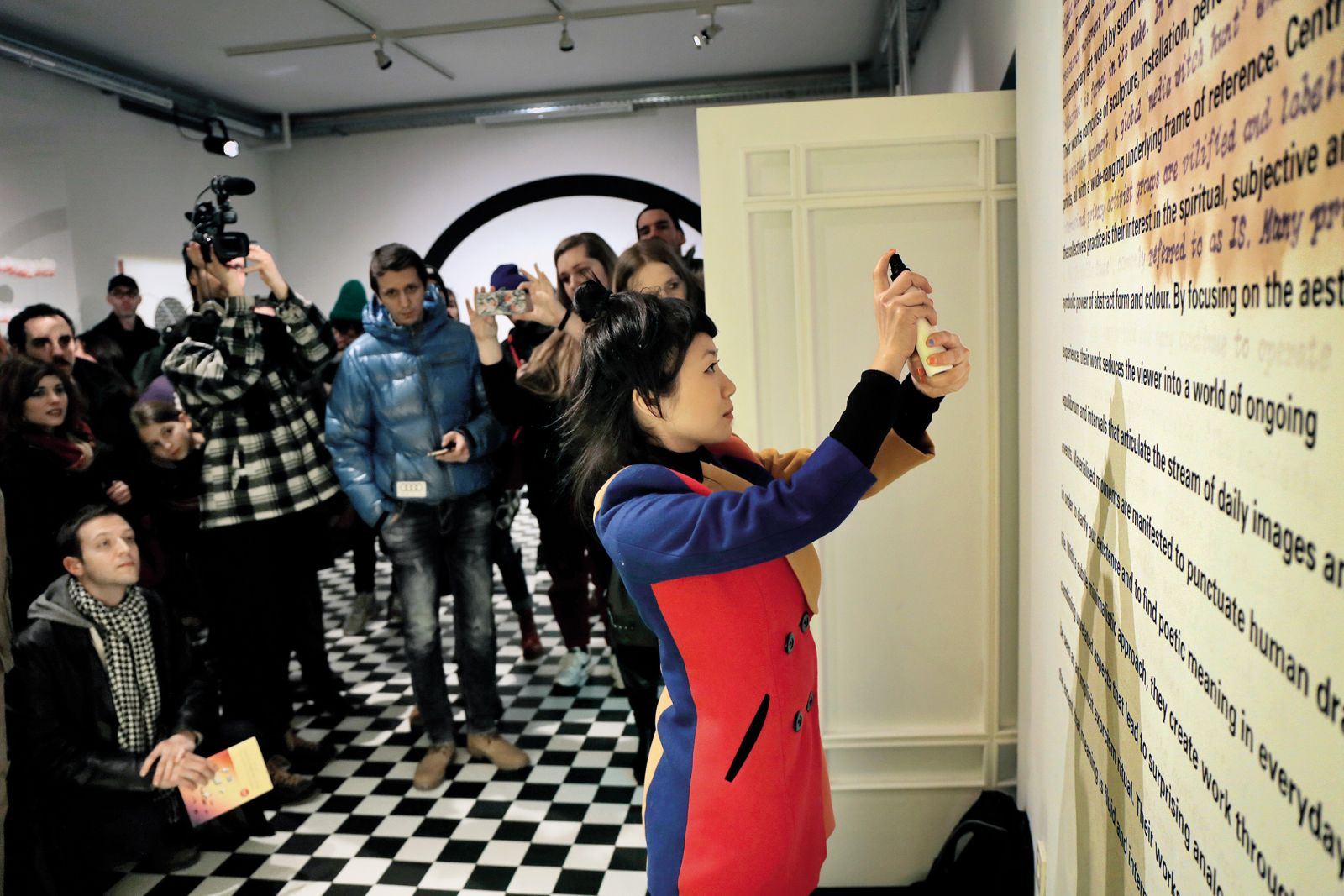 Umetnica Amy Suo Wu med aktiviranjem razstave Kolektiv Kandinski v Aksiomi, kjer znajo svoje projekte narediti posebej komunikativne za širšo javnost.