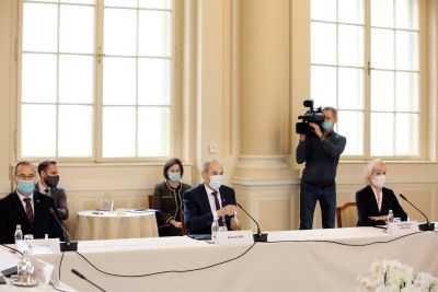 Je pa prav tako res, da je edini med politiki, ki si redno razkužuje roke