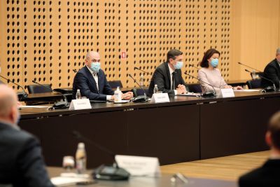 Ljubljeni vodja je sicer edini med politiki, ki ob srečanjih na mizi pred seboj dobi tudi razkužilo